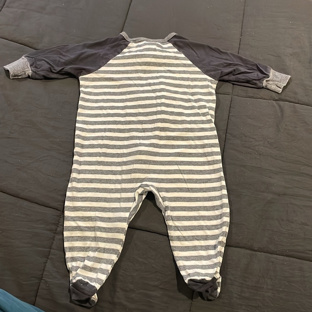 Gently used 3-6m Gerber footie pajamas - Picture 2 of 4